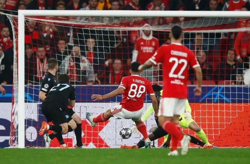 Phút bù giờ hiệp 1, Goncalo Ramos nhân đôi cách biệt với tình huống ghi bàn cực kỳ đẳng cấp