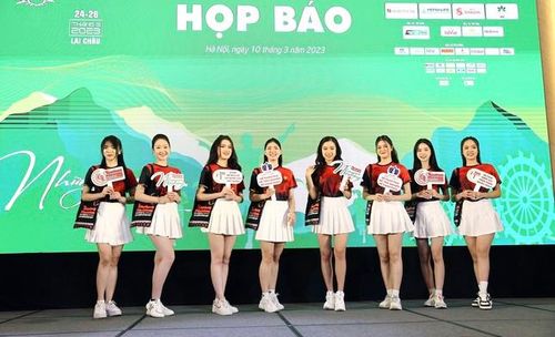 Tại họp báo, BTC giới thiệu trang phục và bộ nhận diện giải đấu. Ảnh: Tiền Phong