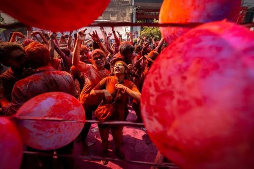 Mọi người ăn mừng Holi, lễ hội sắc màu, trên đường phố ở Guwahati. (Nguồn: AP)