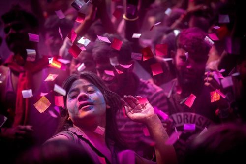 Người Ấn Độ coi Holi là biểu tượng cho sự khởi đầu mới và là thời điểm hàn gắn các mối quan hệ, bắt đầu lại từ đầu. (Nguồn: AP)