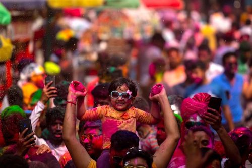 Trong ngày lễ Holi, trường học đóng cửa, khi trẻ em cùng người lớn dành cả ngày tham gia lễ hội. (Nguồn: AP)