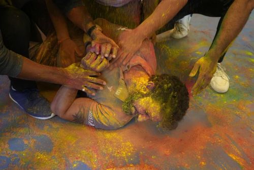 Mọi người rắc phấn màu lên người bạn của họ để chào mừng lễ hội Holi, ở Prayagraj, bang Uttar Pradesh. (Nguồn: AP)