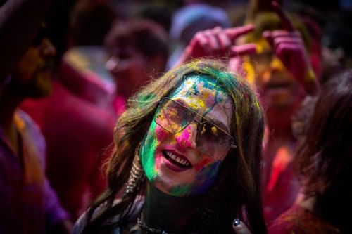 Sau hai năm hạn chế do dịch Covid-19, lễ hội Holi năm nay là dịp để mọi người kết nối với nhau thông qua "bữa tiệc sắc màu". (Nguồn: AP)