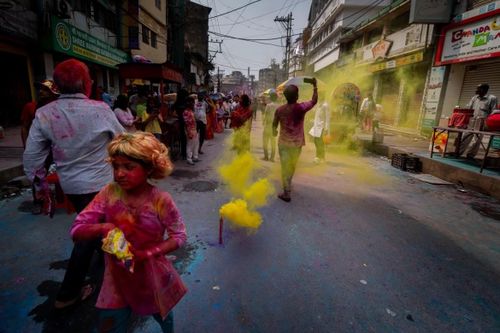 Lễ hội Holi là dịp để ăn mừng chiến thắng của cái thiện trước cái ác và sự kết thúc của mùa Đông khắc nghiệt. (Nguồn: AP)