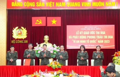 Đại diện lãnh đạo các đơn vị trong Cụm thi đua số 6 ký giao ước thi đua năm 2023.