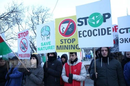 Các nhà hoạt động của Azerbaijan biểu tình ở khu vực hành lang Lachin thuộc Nagorno-Karabakh. Ảnh: Getty.