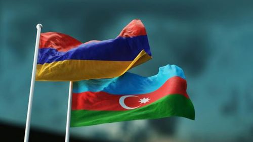 Hai lá cờ của Armenia và Azerbaijan tung bay trong gió trên nền trời chiều. Ảnh: Getty