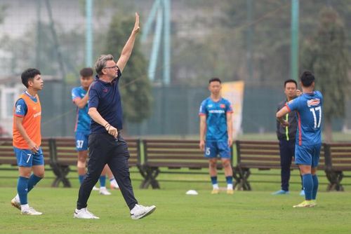 HLV Philippe Troussier theo sát các học trò trên sân tập. 