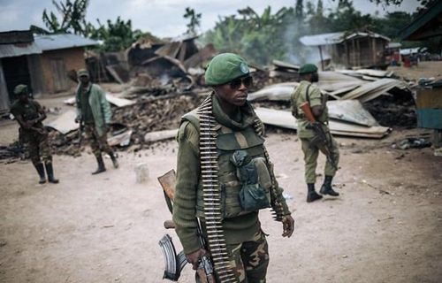 Binh sỹ Cộng hòa Dân chủ Congo tuần tra tại làng Manzalaho gần Beni sau vụ tấn công do nhóm vũ trang Hồi giáo mang tên "Lực lượng dân chủ đồng minh" (ADF) tiến hành ngày 18/2/2020. Ảnh tư liệu: AFP/TTXVN