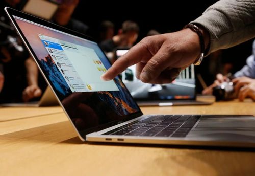 Màn hình chiếc MacBook cảm ứng đầu tiên sẽ hỗ trợ đầu vào cảm ứng và cử chỉ - giống như iPhone hoặc iPad. Ảnh: Reuters.