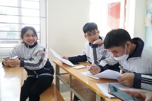 Em Nguyễn Ngọc Anh - học sinh lớp 12D1, Trường THPT Huỳnh Thúc Kháng (ngoài cùng bên trái) đã đạt chứng chỉ IELTS 6.5 điểm và tăng cường ôn thi Tốt nghiệp THPT năm 2023 với mục tiêu vào ngành Sư phạm Tiếng Anh. Ảnh: Hồ Lài.