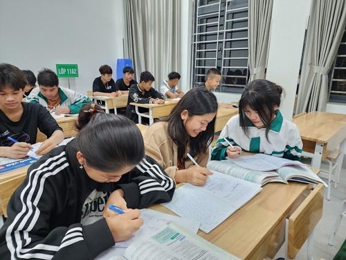 Học sinh Trường THPT Kỳ Sơn (huyện Kỳ Sơn, Nghệ An) đến lớp tự học vào buổi tối. Ảnh: Hồ Lài.