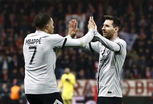 Messi ăn mừng cùng đàn em