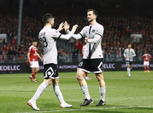 Soler ăn mừng bàn mở tỉ số cùng Fabian Ruiz