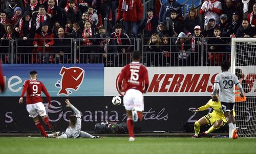 Niềm vui của PSG chỉ kéo dài tới phút 44 khi Brest bất ngờ gỡ hòa 1-1. Castillo kiến tạo xé toang hàng thủ PSG tạo điều kiện cho Honorat dùng tốc độ băng xuống rồi dứt điểm tung nóc lưới thủ thành Donnarumma.