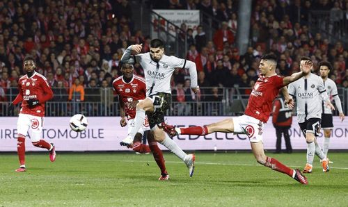 Phút 37, Mbappe sút xa rất căng khiến thủ thành Bizot của Brest không thể bắt dính, tạo cơ hội cho Soler băng vào đá bồi tung lưới đội chủ nhà.