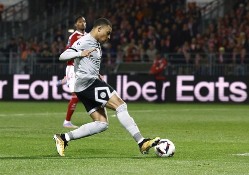 Vua phá lưới World Cup 2022 loại bỏ thủ thành Bizot trước khi đưa bóng vào lưới trống