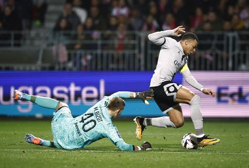 Mbappe trong vai trò đội trưởng PSG tiếp tục thi đấu xông xáo