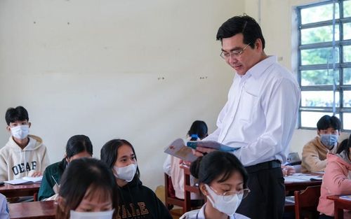 Lãnh đạo ngành GD thăm hỏi và nắm tình hình ôn tập học sinh.
