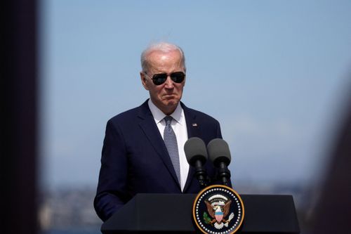 Tổng thống Mỹ Joe Biden phát biểu sau cuộc gặp ba bên với Thủ tướng Anh Rishi Sunak và Thủ tướng Australia Anthony Albanese tại Căn cứ Hải quân Point Loma ở San Diego, California hôm 13/3. Ảnh: Reuters/Leah Millis.