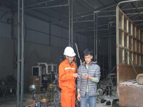 Hướng dẫn khách hàng tra cứu sản lượng điện sử dụng qua App CSKH EVNNPC. Ảnh: Hải Yến/BNEWS/TTXVN