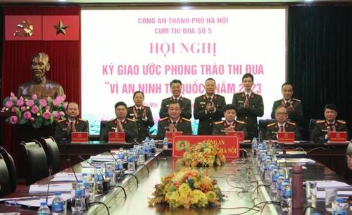 Các đại biểu chứng kiến các đơn vị ký giao ước thi đua