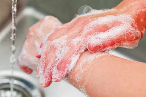 Rửa thay thường xuyên bằng xà phòng và nước là điều cần thiết để phòng tránh các loại cúm, trong đó có H3N2. Ảnh: Thekathmandupost. 