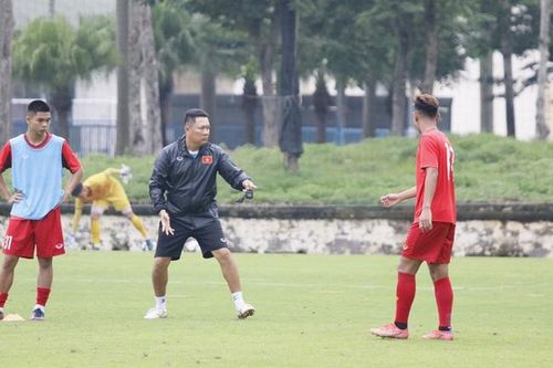 HLV Nguyễn Quốc Tuấn từng dẫn dắt U17 Việt Nam thi đấu thành công năm ngoái hiện đã là HLV trưởng B.Bình Dương. Ảnh: VFF