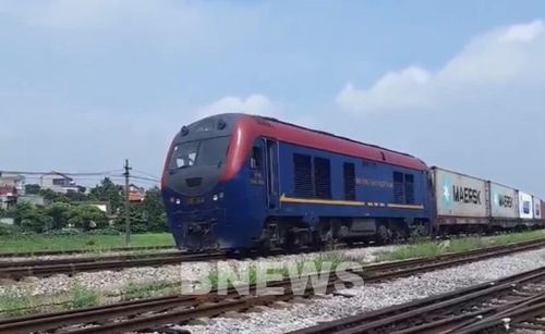 Trong giai đoạn 2021 - 2025, danh mục dự án đường sắt được ưu tiên là những dự án có tính kết nối, gồm đường sắt quốc gia khu vực Hải Phòng với cảng Lạch Huyện; kết nối khổ đường sắt giữa Việt Nam - Trung Quốc khu vực biên giới Lào Cai - Hà Khẩu; xây dựng tuyến đường sắt từ Trảng Bom (Đồng Nai) đến cảng Cái Mép - Thị Vải. Ảnh: CTV/BNEWS/TTXVN