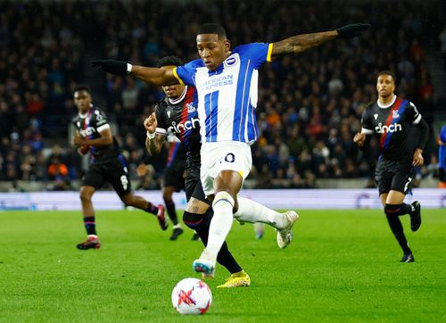 Lối chơi áp sát tầm cao của Brighton khiến Crystal Palace không thể lên bóng. Phút 51, "Đại bàng" suýt thủng lưới lần thứ hai sau cú sút căng từ cự ly gần của Pervis Estupinan. Thủ môn Whitworth đã kịp phản xạ bằng chân để cứu thua.