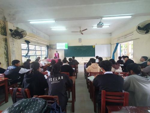 Nhà trường đẩy mạnh việc ôn tập cho học sinh trước kỳ thi Tốt nghiệp THPT năm 2023. Ảnh: Mạnh Hùng.