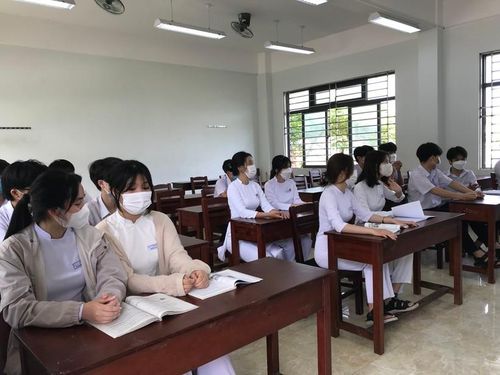Học sinh trong giờ ôn tập. Ảnh tư liệu Hoàng Vinh.