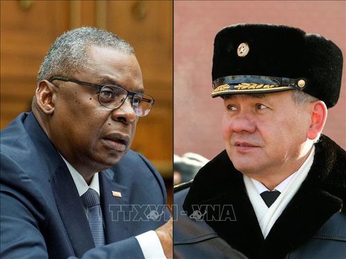 Bộ trưởng Quốc phòng Mỹ Lloyd Austin (trái) và người đồng cấp Nga Sergey Shoigu (phải). Ảnh: AFP/TTXVN