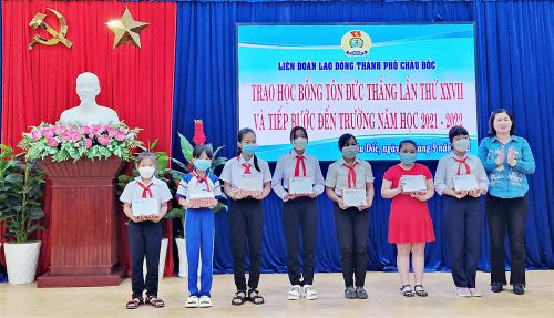 Trao học bổng hỗ trợ học sinh có hoàn cảnh khó khăn