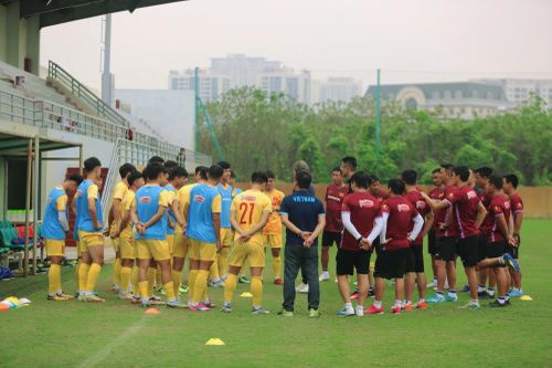  Ngày mai (18/3), toàn đội sẽ lên đường sang Qatar tham dự giải hữu Doha Cup 2023. Thầy trò HLV Troussier sẽ lần lượt gặp U23 Iraq vào ngày 22/3 và U23 UAE vào ngày 25/3. Sau đó, ĐT U23 Việt Nam có thêm một trận đấu phân hạng nữa vào ngày 28/3 (Ảnh: Lệ Giang) 