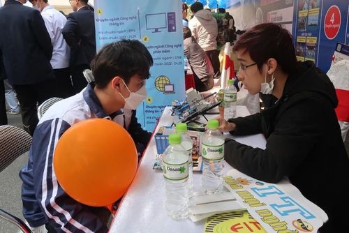 Học sinh lớp 12 tại Hải Phòng trong Ngày hội tư vấn tuyển sinh.
