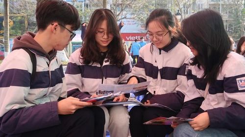 Giai đoạn này, học sinh lớp 12 đang nỗ lực hoàn thành chương trình chính khóa để dồn sức ôn thi tốt nghiệp THPT.
