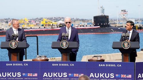 Từ trái qua phải: Thủ tướng Australia Anthony Albanese, Tổng thống Mỹ Joe Biden, Thủ tướng Anh Rishi Sunak tại lễ công bố thỏa thuận về tàu ngầm hạt nhân lớp SSN-AUKUS ngày 13/3 ở cảng Hải quân Mỹ tại San Diego, California. (Nguồn: Financial Times)