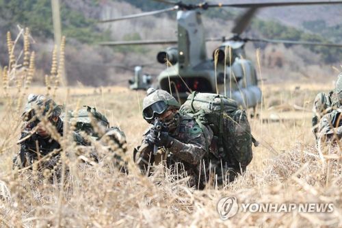 Binh lính Hàn Quốc tập trận đổ bộ đường không. Ảnh: Yonhap