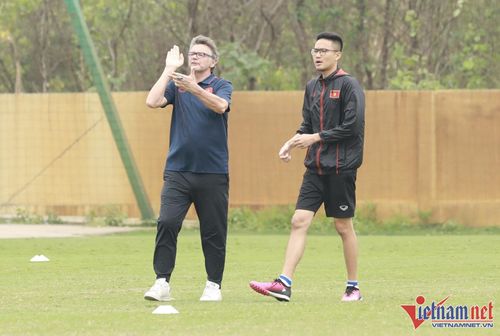 Trở lại buổi tập, sau khi chốt danh sách 23 cầu thủ U23 Việt Nam, HLV Philippe Troussier đưa ra những bài tập chuyên sâu hơn với học trò.