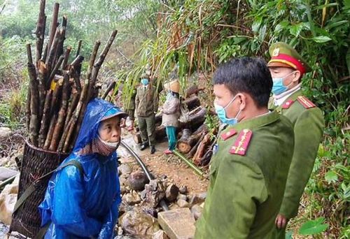 Công an xã Hương Nguyên, huyện A Lưới tuần tra đường mòn, lối mở dọc tuyến biên giới và tuyên truyền pháp luật đến người dân.