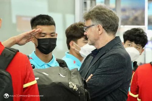 HLV Troussier theo sát học trò trong từng khoảnh khắc