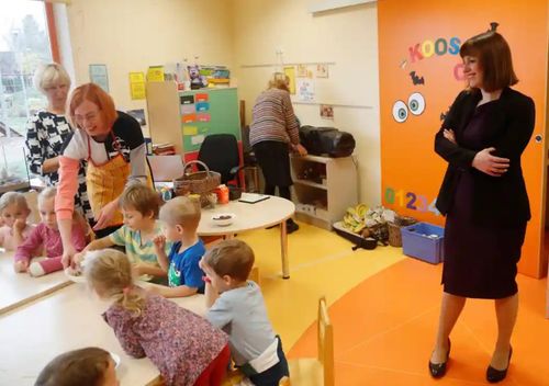 Ở Estonia, tất cả trẻ em đều được đảm bảo có chỗ học tại các trường mẫu giáo do nhà nước quản lý từ 18 tháng tuổi. Trong ảnh là trẻ em tại trường mẫu giáo công lập Viimsi ở gần thủ đô Tallinn. Ảnh The Guardian