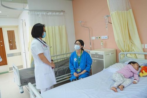 Bác sĩ thăm khám về tình hình bệnh nhi tại Bệnh viện Trung ương Quân đội 108. Ảnh: BVCC.