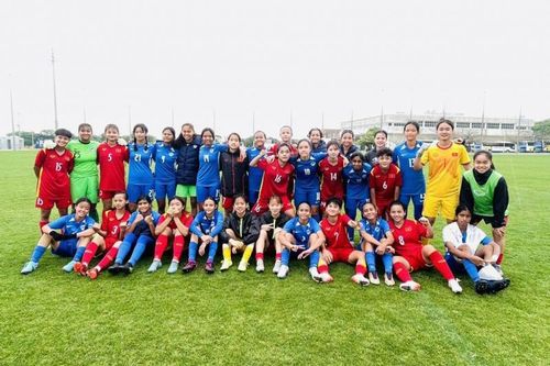 U17 nữ Việt Nam và U17 nữ Singapore chụp ảnh lưu niệm sau khi trận đấu kết thúc. (Ảnh: VFF)