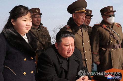 Ông Kim và con gái theo dõi cuộc tập trận cuối tuần. Ảnh: Yonhap