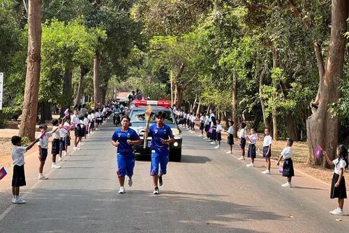 Các vận động viên tiêu biểu của Campuchia rước đuốc vòng quanh khu vực đến Angkor Wat. (Ảnh: Fresh News)