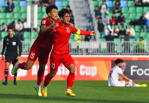 Văn Khang (10) ăn mừng bàn thắng vào lưới U20 Iran.