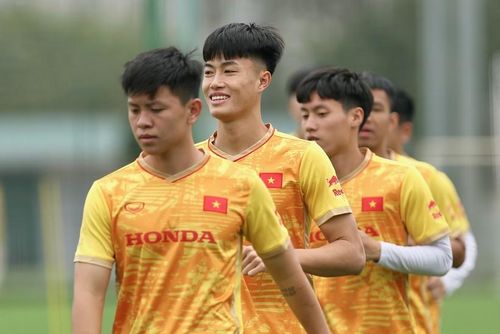 Văn Trường (giữa) tập luyện trong màu áo đội tuyển U23 Việt Nam.