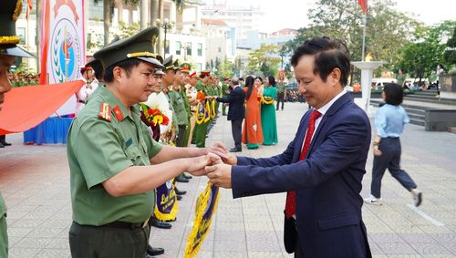 Lãnh đạo tỉnh TT-Huế tặng hoa và cờ chúc mừng các đơn vị tham gia